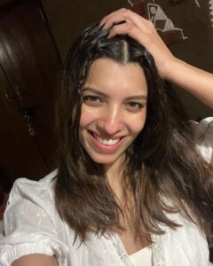 Riya Deepsi Instagram - No filter baby 😉
Btw open hair or braid ? What do you choose ? 

#instagood#instagram#explore#explorepage#style#fashion#love#moments#viral#beauty#trendit#nofilter