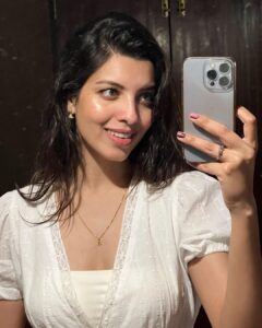 Riya Deepsi Instagram - No filter baby 😉
Btw open hair or braid ? What do you choose ? 

#instagood#instagram#explore#explorepage#style#fashion#love#moments#viral#beauty#trendit#nofilter