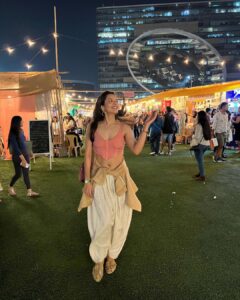 Riya Deepsi Instagram - You should see me in the crowd 😂 always in a mood 😁✨

#instagood#instagram#explore#explorepage#style#fashion#love#moments#fleamarketstyle#fleamarket