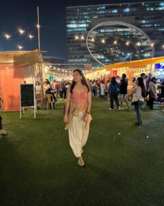 Riya Deepsi Instagram - You should see me in the crowd 😂 always in a mood 😁✨

#instagood#instagram#explore#explorepage#style#fashion#love#moments#fleamarketstyle#fleamarket