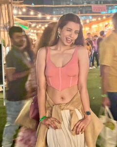 Riya Deepsi Instagram - You should see me in the crowd 😂 always in a mood 😁✨

#instagood#instagram#explore#explorepage#style#fashion#love#moments#fleamarketstyle#fleamarket