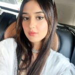 Riya Sharma Instagram - Catchin’ up 🤍 Neckpiece from - @thewhiterose_official @nidhibhavsar_official #lookinspo #sunburn #styledbyme Mumbai, Maharashtra