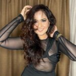 Roopal Tyagi Instagram - Swipe to see without filter! 😍 I don’t usually like editing my pictures, but these just look and feel right with a retro vibe.. isn’t it? 📸 What do you prefer? Comment 👇🏼 #retro #retrovibes #blackdress #eveningdress #vibehai