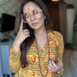 Roopal Tyagi Instagram - Bolo subah shaam… 👇🏼 #retrolook #theme #zeenataman #dummarodum #hippiestyle