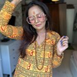 Roopal Tyagi Instagram - Bolo subah shaam… 👇🏼 #retrolook #theme #zeenataman #dummarodum #hippiestyle
