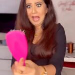 Roopal Tyagi Instagram - Baal - Zara :- a zara se baal ka dukh that transcends all boundaries 😂🤣 Thank you @princess_collection781 for that beautiful necklace 🥰❤️ #funnyreels #hairfall #veerzaara #memes😂