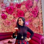 Roopal Tyagi Instagram - Anything is possible with sunshine and a little pink ! 💖 #dayout #solodates #bandra #mumbai #vibe #coffee Bandra West