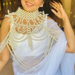 Roopal Tyagi Instagram - So pretty na? 😍😍😍 Pearl cape by @peterpan.trinkets 🥰 #ootd #capes #pearl #collar #saree #whitesaree #stylingtips #indianwear #pearlcape #peterpantrinkets #roopaltyagi