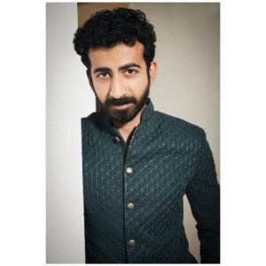 Roshan Mathew Instagram - @roshan.matthew in @kunalrawalofficial , basically Zulfi all spruced up 🤓 

📸 @shivamguptaphotography 

.
.
.

#roshanmathew #celebritystyle #lookoftheday #style