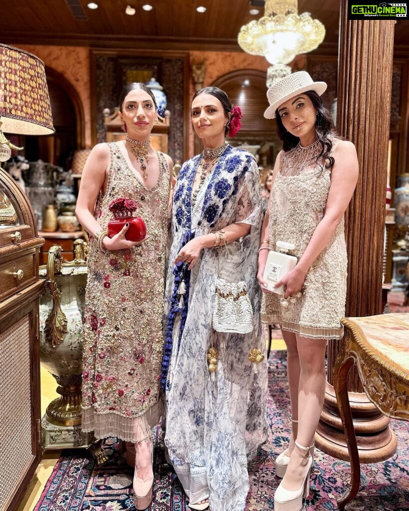 Roshni Chopra Instagram - Alice fell down the rabbit hole into the magical maximal world of @sabyasachiofficial tonight 🥀✨the new mumbai store is surreal, fills your senses and leaves you with a longing to return ! What a night , what a party , what a world 🤌🏽 Wore my @toraniofficial tonight & my grandmothers vintage jewels . #sabyasachi #sabyasachimumbai