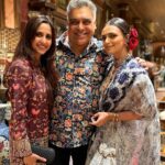 Roshni Chopra Instagram - Alice fell down the rabbit hole into the magical maximal world of @sabyasachiofficial tonight 🥀✨the new mumbai store is surreal, fills your senses and leaves you with a longing to return ! What a night , what a party , what a world 🤌🏽 Wore my @toraniofficial tonight & my grandmothers vintage jewels . #sabyasachi #sabyasachimumbai