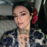 Roshni Chopra Instagram - Alice fell down the rabbit hole into the magical maximal world of @sabyasachiofficial tonight 🥀✨the new mumbai store is surreal, fills your senses and leaves you with a longing to return ! What a night , what a party , what a world 🤌🏽 Wore my @toraniofficial tonight & my grandmothers vintage jewels . #sabyasachi #sabyasachimumbai