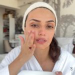 Roshni Chopra Instagram - Ice Water Dip Facial 🧊💦#Robeauty tries it - and LOVES IT! I guess there’s a good reason so many actors and celebrities swear by this practice ! HOW TO - After cleansing dip your face for 10-30 seconds in ice water - wakes you up , depuffs the face and especially the under eyes & gives an amazing chiselled glow which I am here for 🙌✨ #robeautywednesday #beautyhacks #naturalbeauty #icefacial