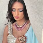 Roshni Chopra Instagram – Jewel Box 💎 Jadau or Emeralds – which would you pick to style this sari ? 

Sari @asalabusandeep 
Jewelry @mahesh_notandass @vandalsworld_unofficial 

#rostyle #jewelbox #jadaujewellery #emerald #jewelry #indianjewellery #wedding #indianbride #mehendi #sangeet #shaadi