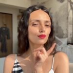 Roshni Chopra Instagram - SAVE TO TRY 💋- it’s the 889 ruby new powder kiss velvet blur slim stick by @maccosmeticsindia #notsponsored ✌️ (also I have no other makeup on and no filter & shot this in natural light so you can see what it truly looks like ) #robeautywednesday #robeauty #redlips #maccosmetics #lipstick #beauty