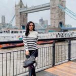 Roshni Chopra Instagram - What’s better the outfit or the view ? ! One of the best spots to shoot #towerbridge is 📍Girl with a dolphin (bookmark it incase you’re visiting soon - some clichés are worth it 😍) 📸 @chrisjdalton @chrisjdalton.shoots #london #londonphotography #londonstyle #roonthego #travelgram