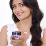 Roshni Chopra Instagram - #Ad If you haven’t already this is your sign to add Hyaluronic Acid 💦 to your skincare routine 🪞 , it really works to give the skin a hydrated and youthful look & I’m pretty addicted. I been using the L’Oréal Paris Hyaluronic Acid Cream. It has a lightweight and non-sticky texture that absorbs quickly into the skin leaving it instantly hydrated. It also replumps the skin and helps fight first signs of aging. @lorealparis #ScienceOfHyaluron #PowerofHACream #LorealParisIndia
