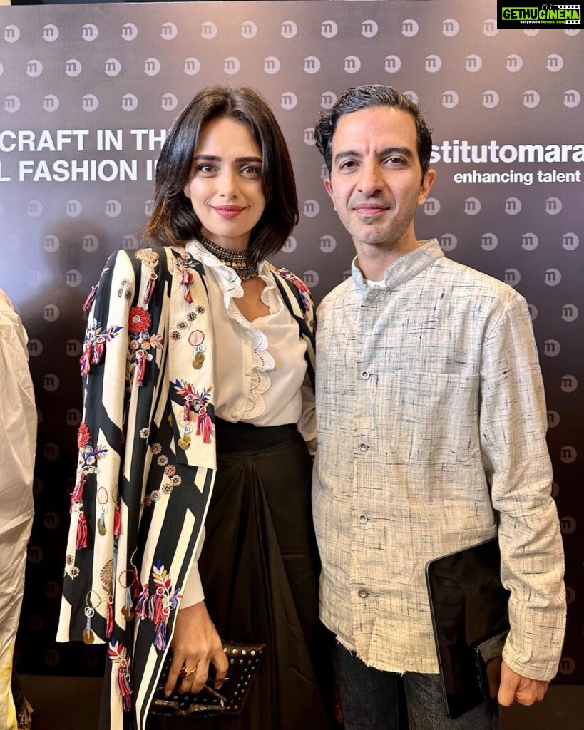 Roshni Chopra Instagram - @bof x @dior 🖤👏 in @imranamed ‘s words we are all lucky to be a part of this moment in fashion history so let’s just soak it in ! @mariagraziachiuri I’m a fan girl - and even more so today after your talk about the value of craft in design and the importance of collaboration ❤️ I’m wearing an @anamikakhanna.in jacket and skirt paired with a @sezane blouse . #dior #diorindia