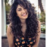 Roshni Prakash Instagram - Smiling state of mind. 🐩 ✨ . Memories from the impromptu shoot I did an year back with the dearest @framebaba . 😇