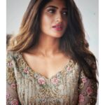 Roshni Prakash Instagram - Posing kinda state of mind. P.C : @chandu.n534 ❤️ Styling : @jyotikha ❤️ Outfit : @dazzles_studio ❤️ MUH : @hair_and_makeup_by_bharathi ❤️