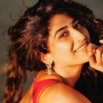 Roshni Prakash Instagram - Flirting with the sun. ✨ P.C : @arunprasath_photography 🤗❤️