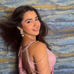 Roshni Walia Instagram - Feeling like an Indian barbie 💓 . . . . Beautiful saree by @the_adhya_designer Shot by @dhairya_goyani19 Blower by @p_a_p_uu 🤪 Hair and makeup by @roshniwaliaa 🥹 Jewellery by my @sweetywalia11 mom . . . . #reels #roshniwalia #saree #pinksaree #reels #bollywood #punjabi #traditional #explore #trending #foryou #talwiinder #khayaal 💓💓🔚