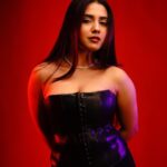 Roshni Walia Instagram - Idk why I’m getting dhoom vibes 👻🖤🔚 India