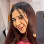Roshni Walia Instagram - Just a random reel 💗💗 . . . Beautifully sung by @imaheranjum ✨ . . . . #reelitfeelit #apnabanale #bhediya #cute #varundhawan #kritisanon #roshniwalia #reel #reels #reelkarofeelkaro #cute 🔚