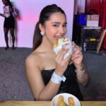 Roshni Walia Instagram - Good food with good view ;) . . . . . . . #burgers #burgersandfries #food #cute #yummy #dubai #dubailife #travel ✨🔚 Dubai Marina, Dubai