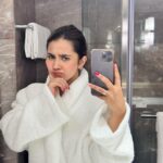 Roshni Walia Instagram - Five star hotel mein robe mein rehna is a must 🤪🔚 Taj Mahal, New Delhi