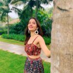 Rukshar Dhillon Instagram - Tropical vibes🌴 @shefalideora_ @saundhindia @labelpoojarohra