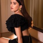 Rukshar Dhillon Instagram - The night of the black lady!🖤❤️ @filmfare Captured by- @minchubysujaynaidu @sujaynaidu HMU- @bhavanikumar.mua Styled by- @officialanahita Outfit- @snbyshantanunikhil Accessories- @flowerchildbyshaheen #filmfare