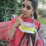Rupa Sri Instagram - I’m so happy to get 175k Insta family.🎉🥳Thank you so much for all the love and support that y’all given me from the day one. 💕 Also, to enjoy this moment @cream_n_sassy have send me these lovely home-made yummy cupcakes and cakes.😋Thank you so much!!❤️🥰😘
