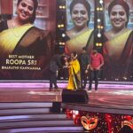 Rupa Sri Instagram - Hello All, I won “The Best Mother” category for BarathiKannamma of the year 2023 in 8th Vijay Television Awards!❤️Without all the love and support from all you it couldn’t be possible! Thank You @praveen.bennett & @vijaytelevision @globalvillagers producer @Venkatesh Sir @kriskuty @balachandran_ratnavel @pradeepmilroy for this incredible honor! I’m so so grateful ♥️🥰 I Love Y’all♥️😘 #barathikannamma #soundarya #rupasree