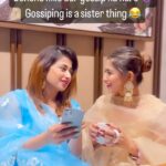 Saba Khan Instagram - Gossiping is a sister thing 🤪 @somikhan_ks . . #sabakhan #somikhan #comedy #sister #sisterlove