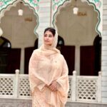 Saba Khan Instagram - Jumma Mubarak 😇 . . . #sabakhan #jummahmubarak
