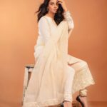 Saba Qamar Zaman Instagram - Eyes hold conversation. 🧡 👗 @erumkhancouture 💄 @nauman_makeup_artist 📸 @waseemphotography