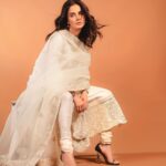 Saba Qamar Zaman Instagram - Eyes hold conversation. 🧡 👗 @erumkhancouture 💄 @nauman_makeup_artist 📸 @waseemphotography