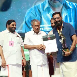 Samyuktha Varma Instagram - Proud moment,Third state award🙏first National award🙏sarwam krishnarppanam🙏🌺.