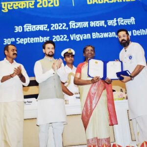 Samyuktha Varma Instagram - Proud moment,Third state award🙏first National award🙏sarwam krishnarppanam🙏🌺.