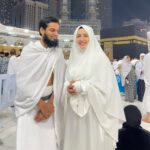 Sana Khan Instagram - Rizq is also a pious husband/ wife who cares for you 🥰 No love between two souls is greater than what is between the spouses ♥️ Allah hamare Dillon mai Ek dusre ke liye hamesha mohabbat Rakhe. Aur Ek dusre ke liye hamare dillo mai reham rakhe 🤲🏻🥰 I can’t stop blushing when he looks at me like this 😚 JazakAllah khair @alkhalidtours for always looking after us May Allah reward u the best in this duniya and Akhirah 🤲🏻 #sanakhan #anassaiyad #umrah #makkah #alhamdulillah Makkah Masjid-al-Haram