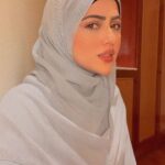 Sana Khan Instagram - Kehtey hai Allah ke khazane mai jo sabse kimti toofah hai woh hai “HIDAYAT” Toh jab aap Allah se mang he rahe hai toh sabse kemti chews mangey. Yakeen mane iske baad aapko har cheez asan lagegi, Ek alag Khushi and sukoon feel hoga. Ek Bahot achi cheez mere sasur Pappa ne kahan jab woh mukhtar phele baar mile. Beta , Allah apko tauba ki barkat is duniya mai he dega aur iska Badla Akhirat may. In Sha Allah jannat ♥️🤲🏻 Ameen Everytime I narrate this or even now while I m writing this I can’t stop crying 😭 Allah hum sab ko Apne marziyat pe lagaye. Allah hum sab ko hidayat se nawaze. Allah hum sabko Isteqamat de. #sanakhan #islamicreminder