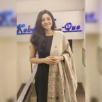 Sanam Shetty Instagram - En pinnadi epdi 'que'ue nikhadhu parthengala? 😜 That's #kabab-e-que..the latest rooftop restaurant in Hotel @grandresidence (Porur). I had the pleasure of checking out their fresh live grill counters and yummy buffet spread. Thanks for the warm hospitality 🌟 Mr. @deva_4041 @balaji_2888 @imvittal_k My own styling - Monotone black linen kurti with beige silk shawl & ofcourse jhumki. How's it? #grillbuffet #grandresidence #finedine #nightouts #coordset #linenstyle