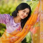 Sanam Shetty Instagram - What plans for the weekend? 💛💜 . . . Organza saree by @6yarddrape Styling @shyn_fascino Photography @adam_kae Drape @the_thish MUH @sujitha_makeup_artist Venue @the_french_town #happyweekend #lightweightsarees #organza #satinblouse #sanam #sanamshetty #goldenhour