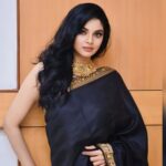 Sanam Shetty Instagram - Black Gold 🖤 . . . . Photography @arvinthiyer Makeup @charithramarlechaa Hair @subbha_hairstylist Draping @sareedrapebyvaishu Jewellery @aaranyarentaljewellery Event photography @vivid_impressions__ In studio photography @vdop_photography Event @edison_awards #eventstyling #blacksilk #sanam #sanamshetty #traditionalthursdays
