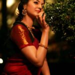 Sanam Shetty Instagram - When you smile for no reason..you know the reason is ....♥️ . . . Pattu pavadai by @ivalinmabia Temple jewellery by @vilvajewels Photography @__thirdeyeweddings__ Edit @thejan__ Concept @samissiah Venue @darzaluxuryresorts Makeup @diyamakeover_ Hair @madhuzartistry Logistics @joemichael.official @reshma.srijay @gideonmediaevents #lovemonth #reasonforred #festiveshoot #pattupavadai #sanam #sanamshetty