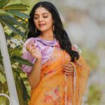 Sanam Shetty Instagram - What plans for the weekend? 💛💜 . . . Organza saree by @6yarddrape Styling @shyn_fascino Photography @adam_kae Drape @the_thish MUH @sujitha_makeup_artist Venue @the_french_town #happyweekend #lightweightsarees #organza #satinblouse #sanam #sanamshetty #goldenhour