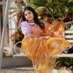 Sanam Shetty Instagram - What plans for the weekend? 💛💜 . . . Organza saree by @6yarddrape Styling @shyn_fascino Photography @adam_kae Drape @the_thish MUH @sujitha_makeup_artist Venue @the_french_town #happyweekend #lightweightsarees #organza #satinblouse #sanam #sanamshetty #goldenhour