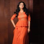 Sanam Shetty Instagram - Some tang and sweet to beat the summer heat 🧡 . . . Tangerine peplum set by @vibhafashionhouse Photography @shots_by_ad MUH @makeupbyjenitabhaskar #tangytuesday #trending #shadesoforange #indowestern #peplum #sanam #sanamshetty