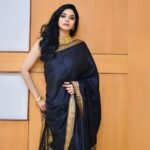 Sanam Shetty Instagram - Black Gold 🖤 . . . . Photography @arvinthiyer Makeup @charithramarlechaa Hair @subbha_hairstylist Draping @sareedrapebyvaishu Jewellery @aaranyarentaljewellery Event photography @vivid_impressions__ In studio photography @vdop_photography Event @edison_awards #eventstyling #blacksilk #sanam #sanamshetty #traditionalthursdays